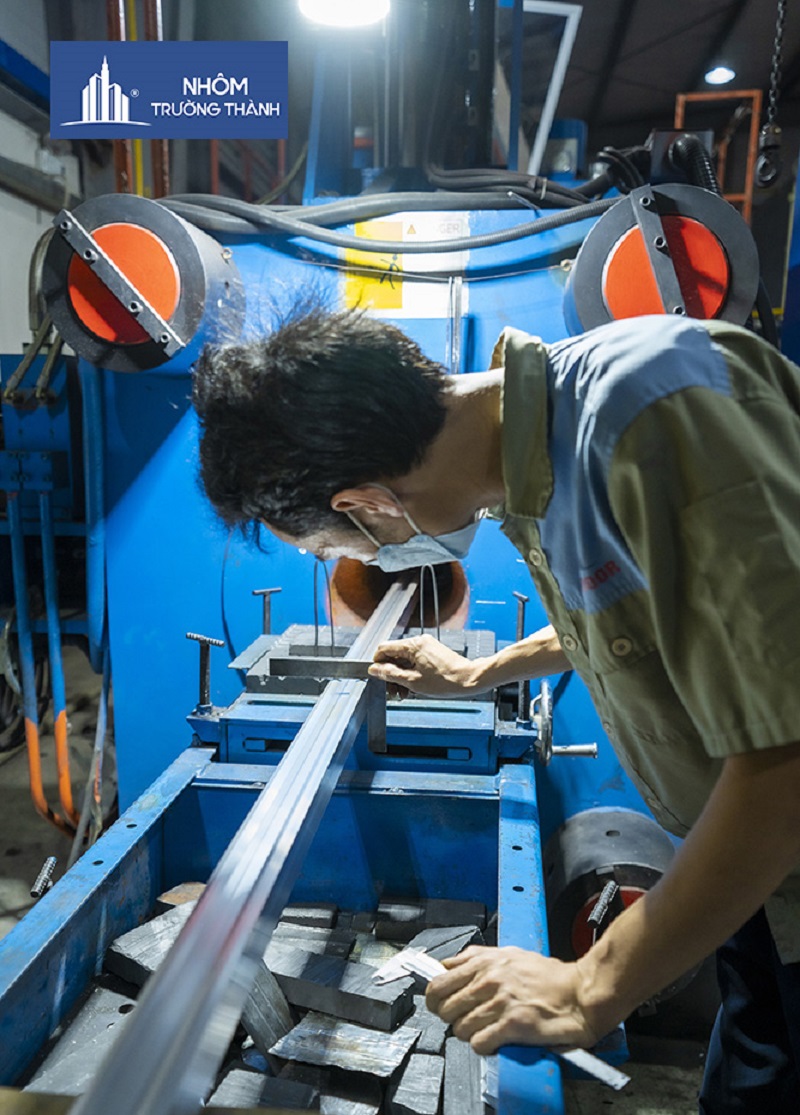 thanh nhôm bắt đầu được đẩy ra